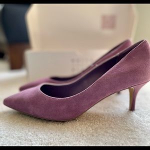 Lavender point toe pumps